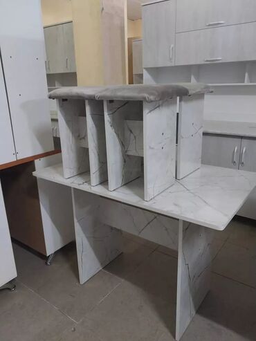 мебел для кухни: Комплект стол и стулья Новый