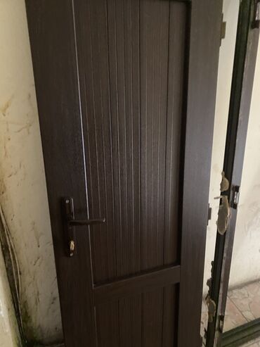 Алчипан: Qapı dəsti – tünd qəhvəyi, klassik şaquli panelli dizayn - Material