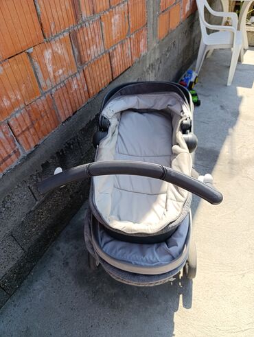 Kolica za bebe: Aluminijumski ram omogućava lako sklapanje i rasklapanje kolica, kao — 7