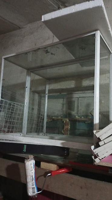 Şüşə vitrin/kiosk vitrinəsi - Material: Alüminium karkas və temperli