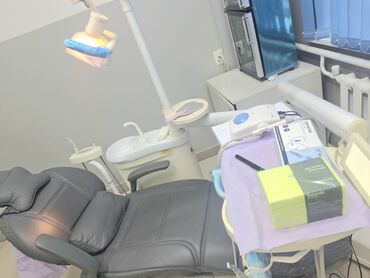 стоматологическая установка бу: Срочно продаётся кресло, врачеб.й стол,скейлер почти новый, шкафы и