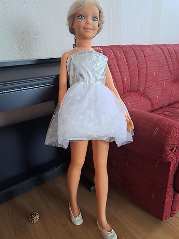 Оюнчуктар: Отдам каждую игрушку за 300 сом. Кукла одна у неё 2 платья — 4