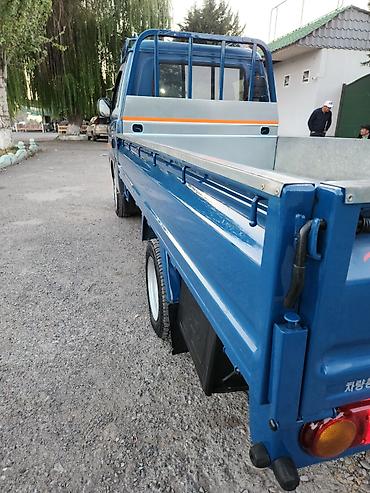 Транспорт: Hyundai Porter — компактный бортовой грузовик синего цвета — 5