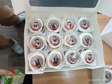 Кондитерские изделия, сладости: Детский торт, украшенный разноцветными леденцами, фигурками персонажей — 8