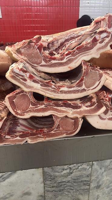 Свинина: СВИНИНА

猪肉。家养猪肉，非常美味。每天都有新鲜猪肉供应。

现有以下部位：
	•	后腿肉
	•	前腿肉
	•	猪排和排骨
	•	五 — 12