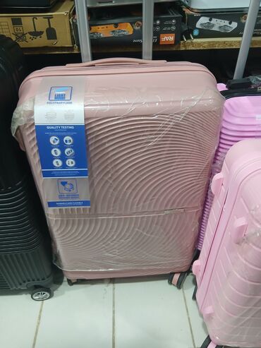 Çamadanlar: Müxtəlif rənglərdə və ölçülərdə mövcud olan səyahət çemodanları. Bu — 9