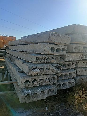 divar panel: Beton pliteler usten cixma saz veziyetde — 2