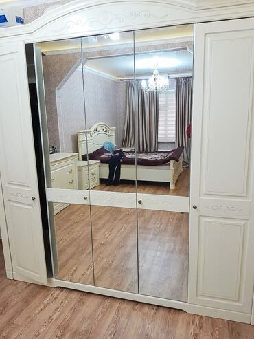 тумбочки с зеркалом: Спальный гарнитур, Двуспальная кровать, Шкаф, Комод, цвет - Бежевый, Б/у