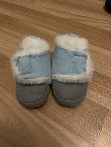 теплая детская обувь: Продаю детскую обувь, все до 9 месяцев, отлично подойдет для теплой