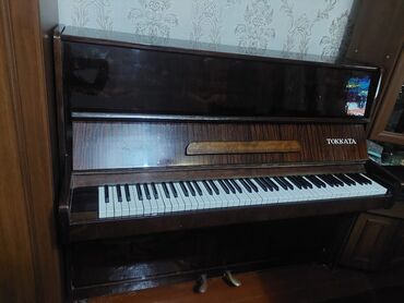 medeli piano: Piano, Ünvandan götürmə