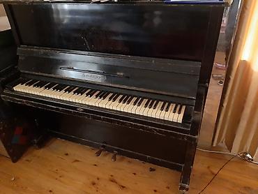 tap az piano: Klassik qara rəngli pianino, şaquli quruluşa malikdir. Bu musiqi aləti — 1