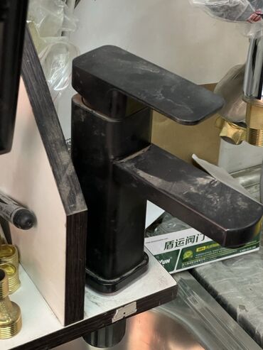 цена смесителя на кухню: Смеситель для умывальника/раковины, однорычажный, черный матовый. -