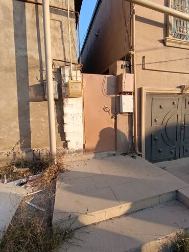 Anbar və emalatxanalar: Obyekt: Kiçik həyət sahəsi və köməkçi tikili Təsvir: - Dəmir qapılı — 1