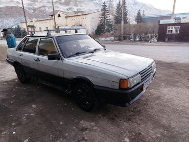 автомобиль малолитражки: Audi 80: 1985 г., 1.8 л, Механика, Бензин, Седан