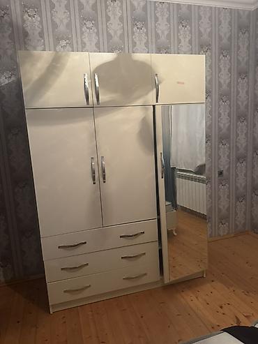 avropa qapi: Ağ rəngli, parlaq səthli, çoxfunksiyalı yataq otağı dolabı. - — 2