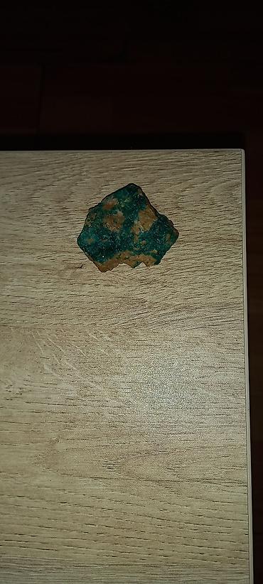 dekor vitrin: Mineral nümunəsi – təbii yaşıl-mavi kristalli damarları olan qəhvəyi — 3