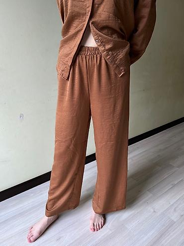 pull bear: Брючный костюм, Прямые, Рубашка, Made in KG, Шелк, Лето — 2