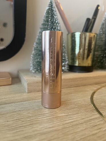 kitab oxu: Anastasia Beverly Hills pomada 
Toffi rengi 
Bir neçe defe işlenib