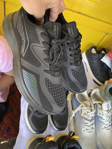 кызыл кия кыз: Эркектердин кроссовкасы, 32, 33, 34, Adidas, Жаңы, түсү - Кара — 1