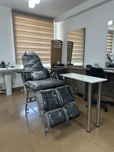 сдаю парикмахерское кресло: Продаем новый педикюрный кресло и оборудование качественный кожа ниже
