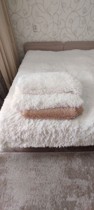 Текстиль: Продаю НоВЫЕ покрывала на кровать пушистые 3 шт. Бежевое -1 шт. Белые