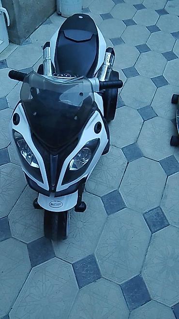 10 yaş için motorlar: Uşaq üçün elektrikli üçtəkər motosikl - Dizayn: Sport tipli kuzov, ön — 2
