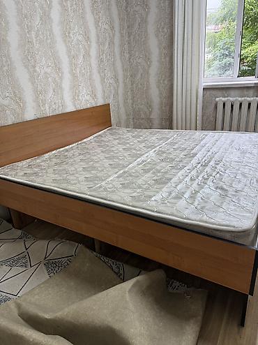 Двуспальные кровати: Двуспальная кровать, Б/у, С матрасом, длина - 200 см — 1