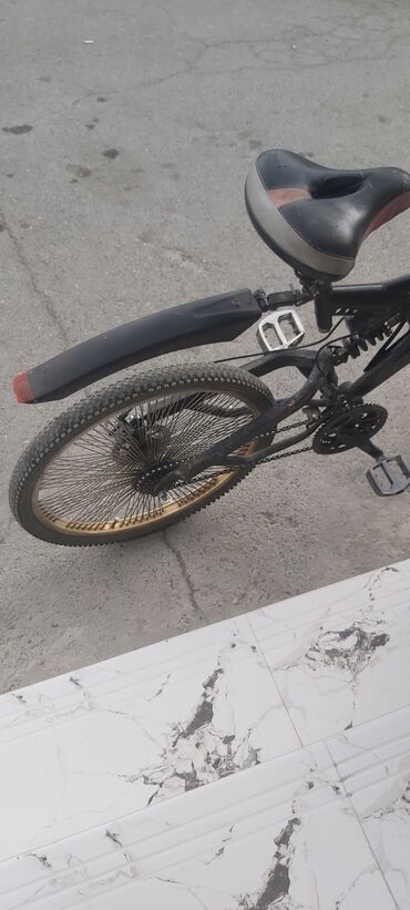 İncəsənət və kolleksiyalar: Dağ/şossə tipli velosiped Xüsusiyyətlər: - Ön və arxa disk əyləcləri