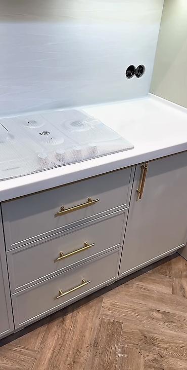 silver kitchen: Кухонный гарнитур с встройкой и столешницей из искусственного камня — 3