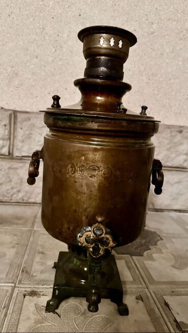 Əntiq əşyalar: 1870-ci il antik samovar. Sərgi malıdır. 11 peçatı var. Bütün