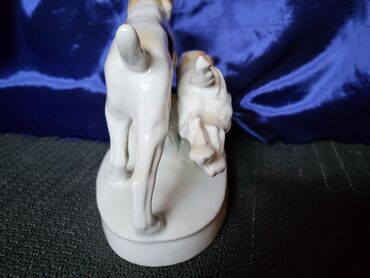 Staro posuđe i escajg: Figura nova pasa 7.god.Lippelsdorf Nemacka. Porcelanska figura — 5