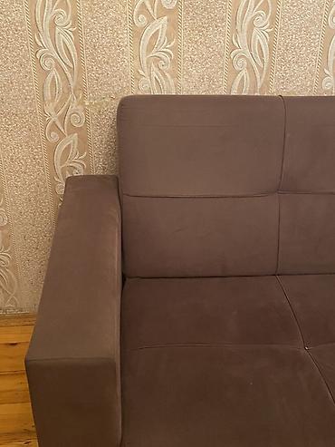 brezent parca: Qəhvəyi rəngdə, minimal dizaynlı üç yerlik divan. Xüsusiyyətlər: - — 2