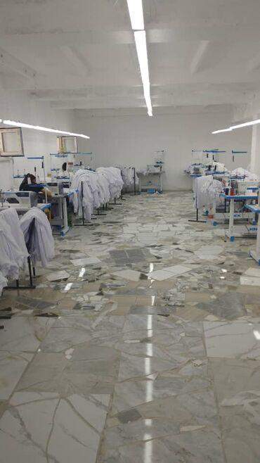 Цеха, заводы, фабрики: Сдаю помещение под швейных цех, 500 кв, м. Адрес: г. Бишкек, улица