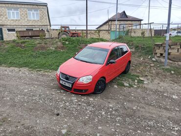 Volkswagen: Volkswagen Polo hatchback, 3 qapılı, parlaq qırmızı rəng. Xarici: - — 4