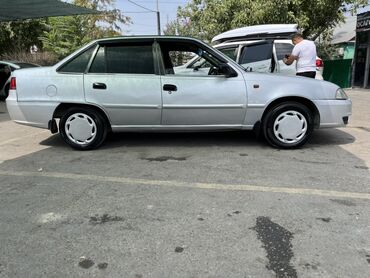 задние фары нексия 2: Серебристый седан Daewoo Nexia с колпаками на колесах. Автомобиль