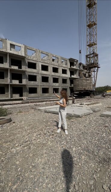 куплю квартиру в бишкеке 2 комнатную: 1 комната, 48 м², 108 серия, 2 этаж, Евроремонт