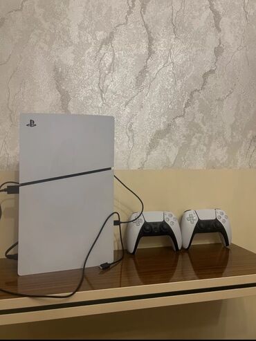 PS5 (Sony PlayStation 5): Ps5 slim idial vezyetde 1 aydan az işlenib 2 pult asagi yeri var