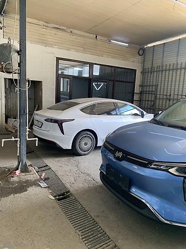 Другие автомобили: Электромобиль в синем цвете, модель 2024 года, обладает современным — 8