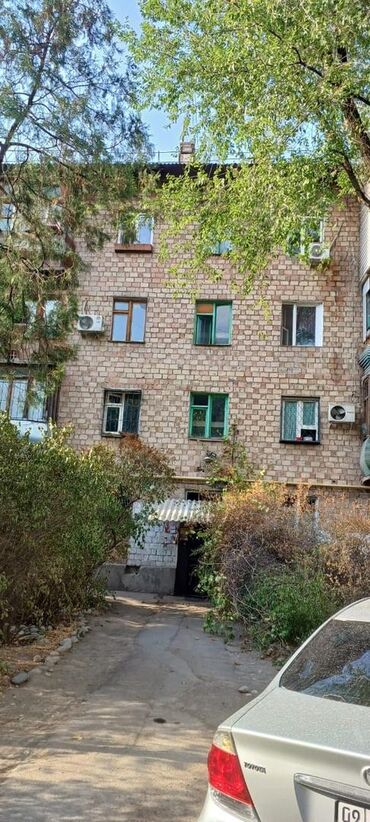 срочно продаётся 1 комнатная квартира в районе ошского рынка по улице молодая гвардия токтогула: 1 бөлмө, 30 кв. м, Хрущевка, 4 кабат, Эски ремонт