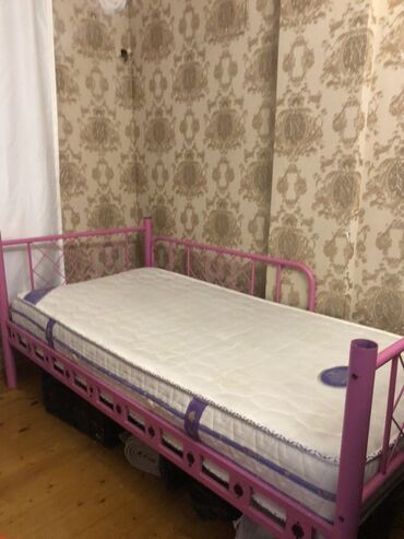 Кровати: Б/у, Односпальная кровать, Без подьемного механизма, С матрасом, Без выдвижных ящиков