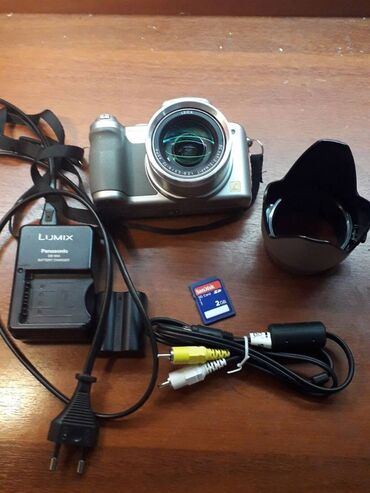 видео мейкер: Panasonic DMC- FZ7, объектив Leica, в комплекте есть бленда, флешка
