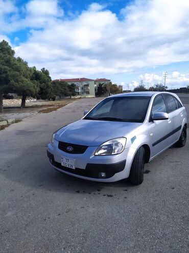 kia carens 2012: Kia Rio: 1.4 l | 2005 il Hetçbek