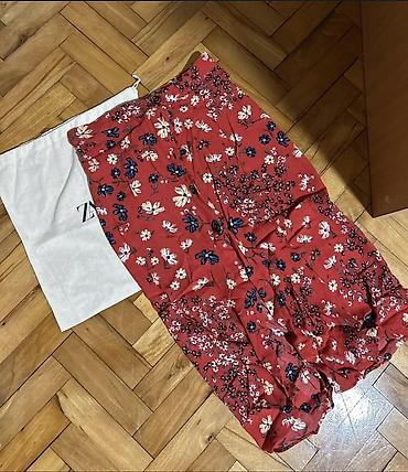 Suknje: Crvena midi suknja sa floralnim printom - Boja: tamno crvena sa — 1