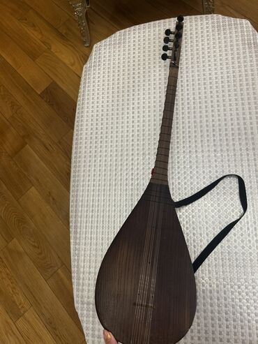 Saz: Tünd qəhvəyi rəngdə, armud formalı, 8 simli saz. Qara rəngdə kökləmə