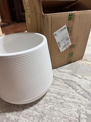 Декоративные цветы: Искусственное дерево в стильном белом кашпо. Идеально для интерьера — 4