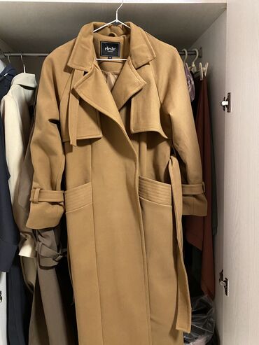 Пальто: Пальто классного качество
Размер 44
Носили 2-3 раза 
Свободный крой🌸