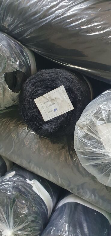 купить агроволокно черное: Рулоны ткани, упакованные в прозрачную пленку, представлены в двух
