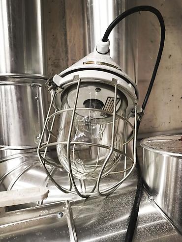 bitkisel mix: Industrijska lampa - Robusno kućište sa zaštitnom metalnom korpom — 1