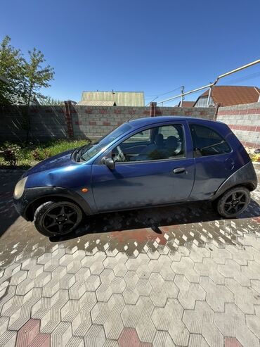 авто по следующим вкупом: Хэтчбек Ford Ka синего цвета с тремя дверями. Автомобиль компактен и