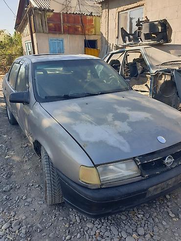 поло радиатор: Opel Vectra: 1990 г., Механика, Бензин, Седан — 3